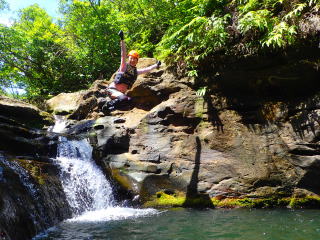 西表島　クーラ川　カヤック　ツアー　トレッキング　観光　絶景　ジャングル　マングローブ　キャニオニング　泳ぐ　飛ぶ　浮く　歩く