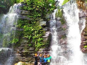 西表島SUP（サップ）&カヌー・観光ツアーコロンブスで行っているシャワートレッキング（沢登）のツアー風景。シャワートレッキングで行く西表島ゲータの滝は絶景です。絶景の滝にお気軽に行くならゲータの滝のツアー。